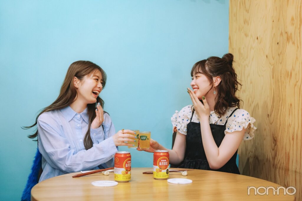 乾杯しながら笑う紺野彩夏と村上なずな