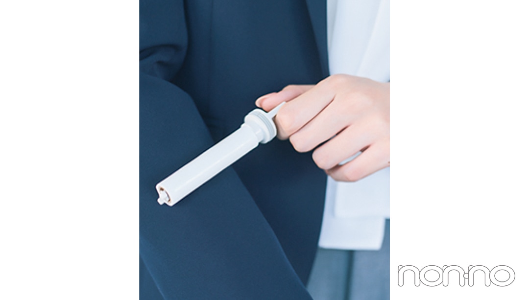 ジャケットをほこり取りクリーナーでケアしている手元