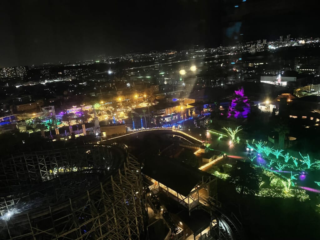 夜のひらパーの観覧車の景色。園内のイルミネーションが綺麗。