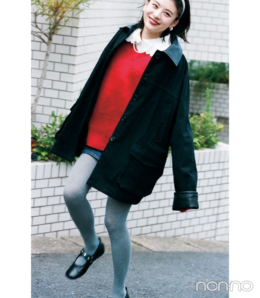 赤ニットとレースシャツとミニスカートを合わせた赤ニットコーデの女性