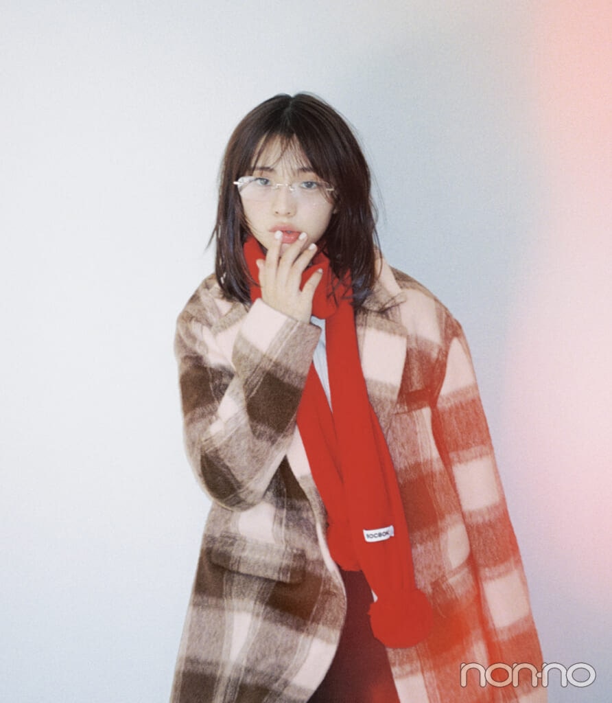 BOCBOKのマフラーを巻いた菊地姫奈