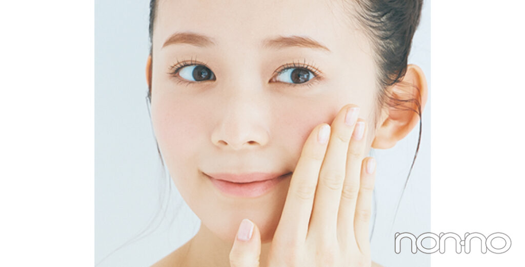 赤みには、利き手を使い、美容液を丁寧に押さえるようになじませる