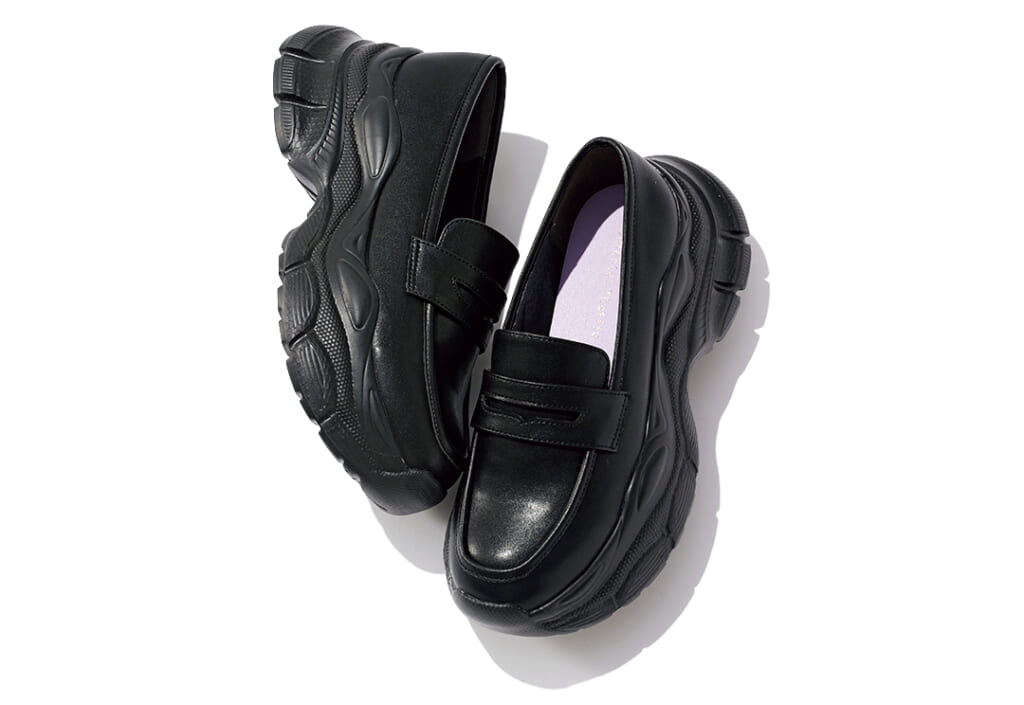 透けソックスと合わせる厚底ローファー2-4