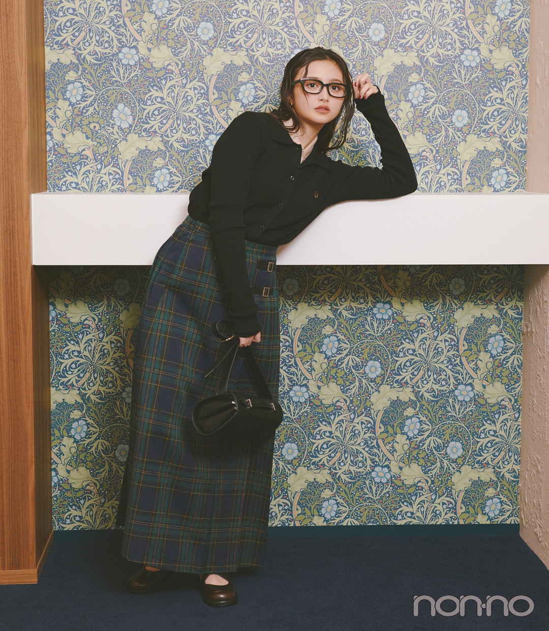 【ディズニーコーデ】チェック柄スカート×黒ニット×フラット靴