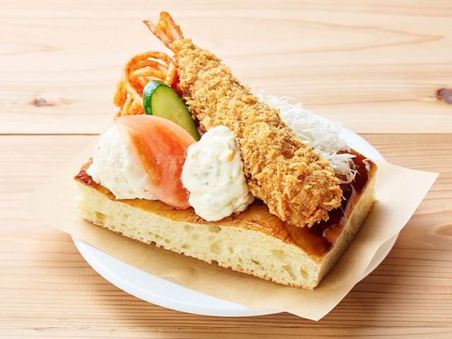 ジブリパーク「ジブリの大倉庫」内「カフェ 大陸横断飛行」の仰天メニュー:しかくいピザ 名古屋スペシャル