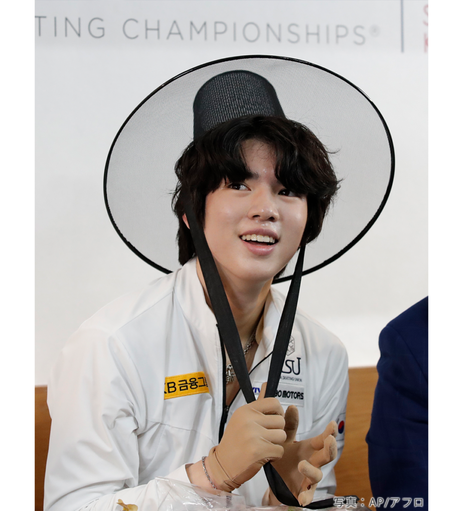 韓国の伝統帽子を被るチャ・ジュンファン