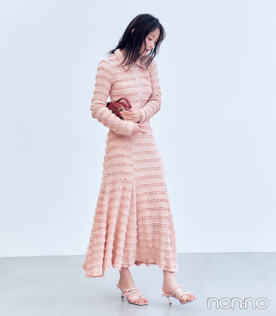 横田真悠の大人っぽいピンクコーデ　セットアップ