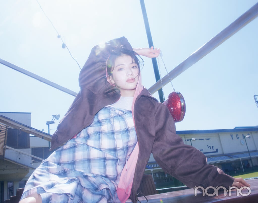 マドラスチェック柄を着る出口夏希