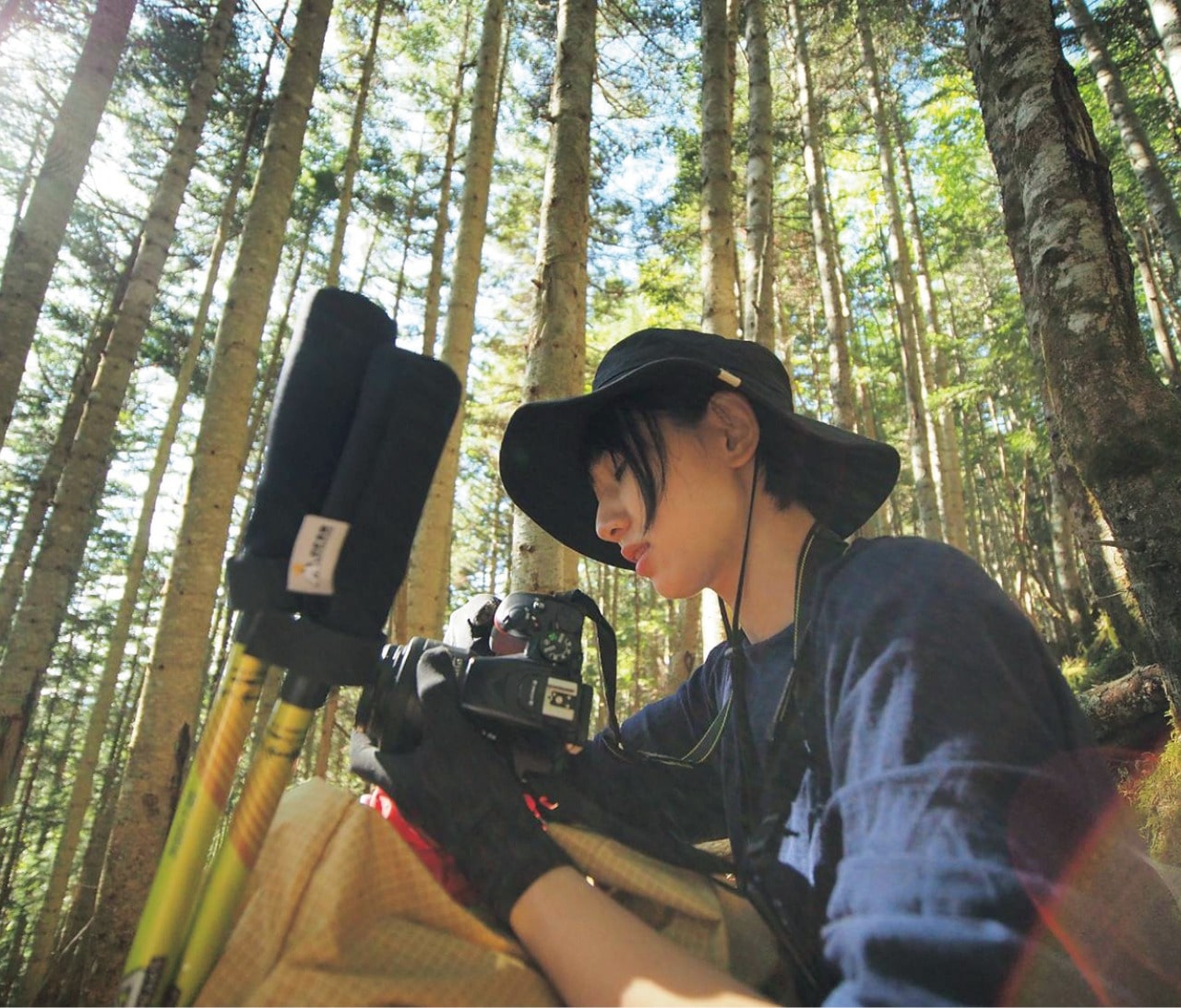 登山中に写真を撮る華奈子さん