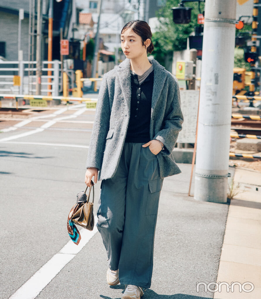 20代女性向けアウターブランド「ロペピクニック」のジャケットを着た女性