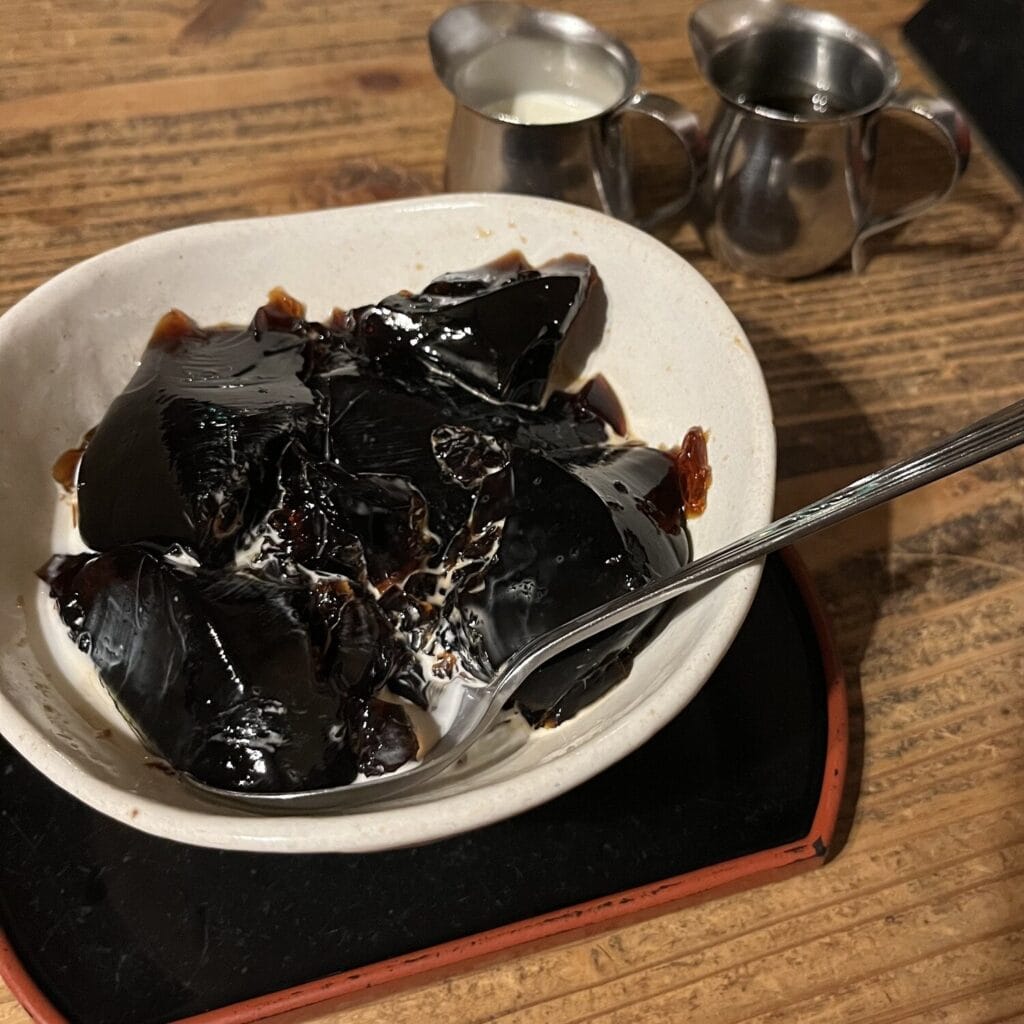 珈琲ゼリー　ミルク、シロップがけ