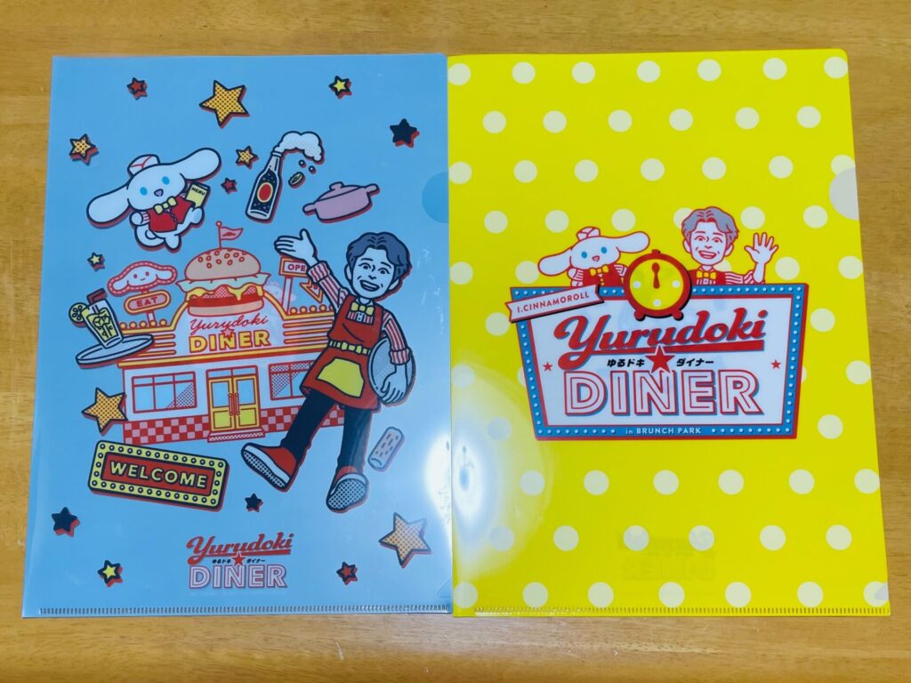 シナモンと安田さんのクリアファイルの表側の画像です。