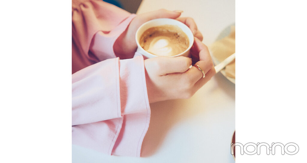 カフェに行く時の手元が盛れる袖＆アクセ