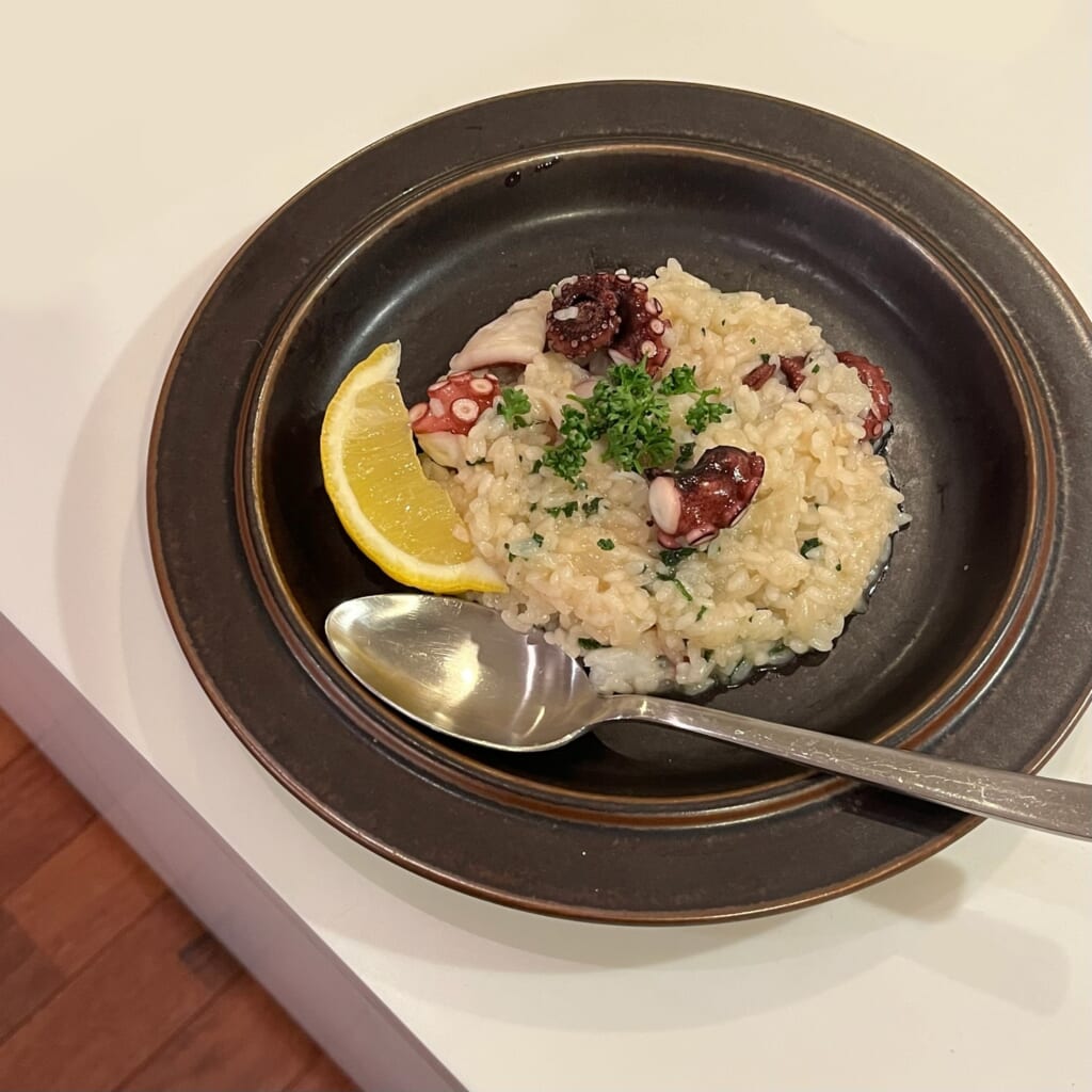 皿に盛り付けられたタコのリゾット