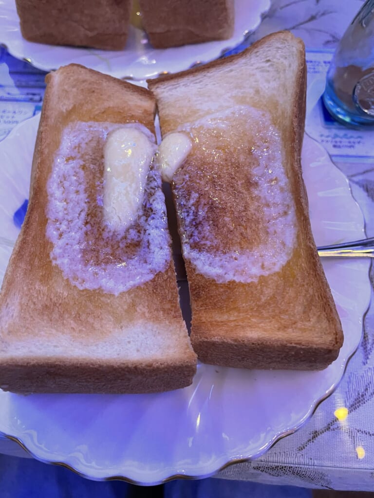 トースト。バターが乗っている。