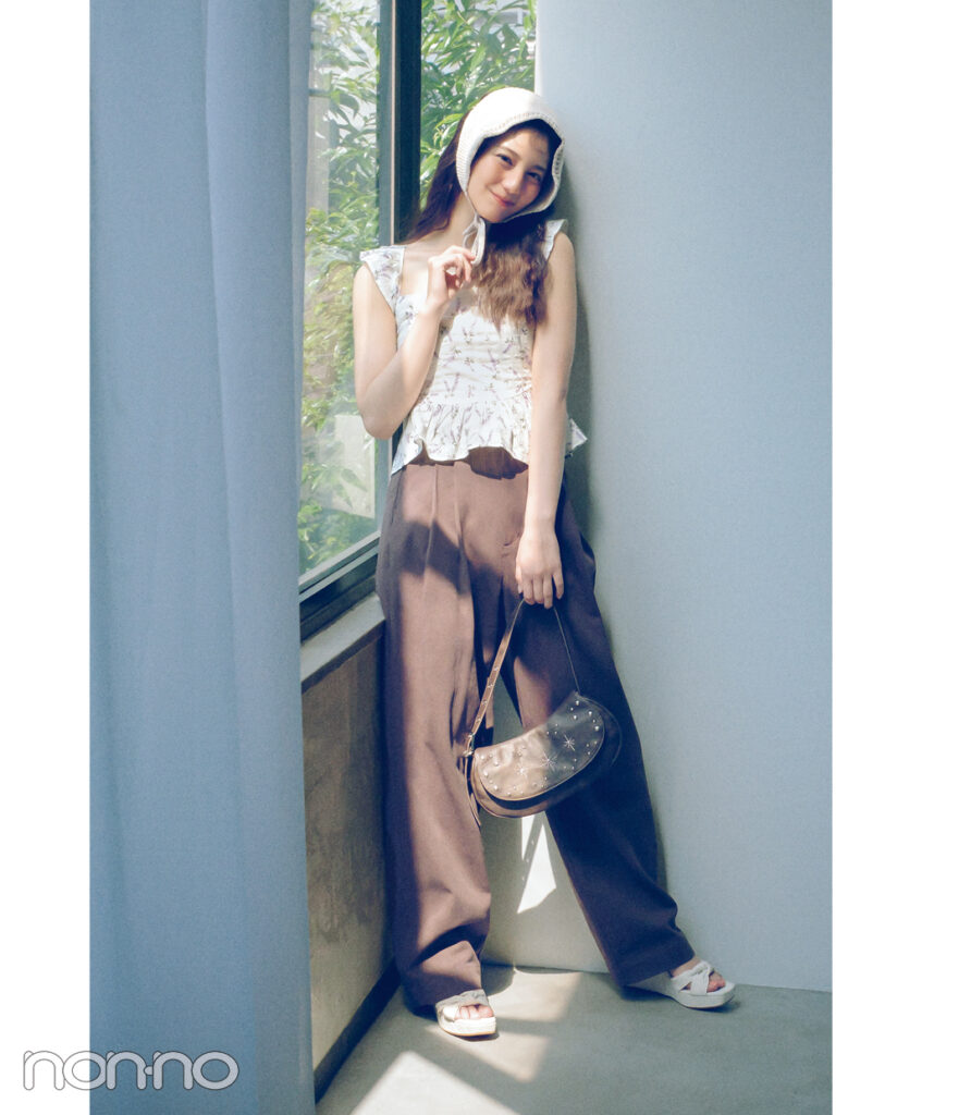 小花柄キャミ×ブラウンのパンツコーデ