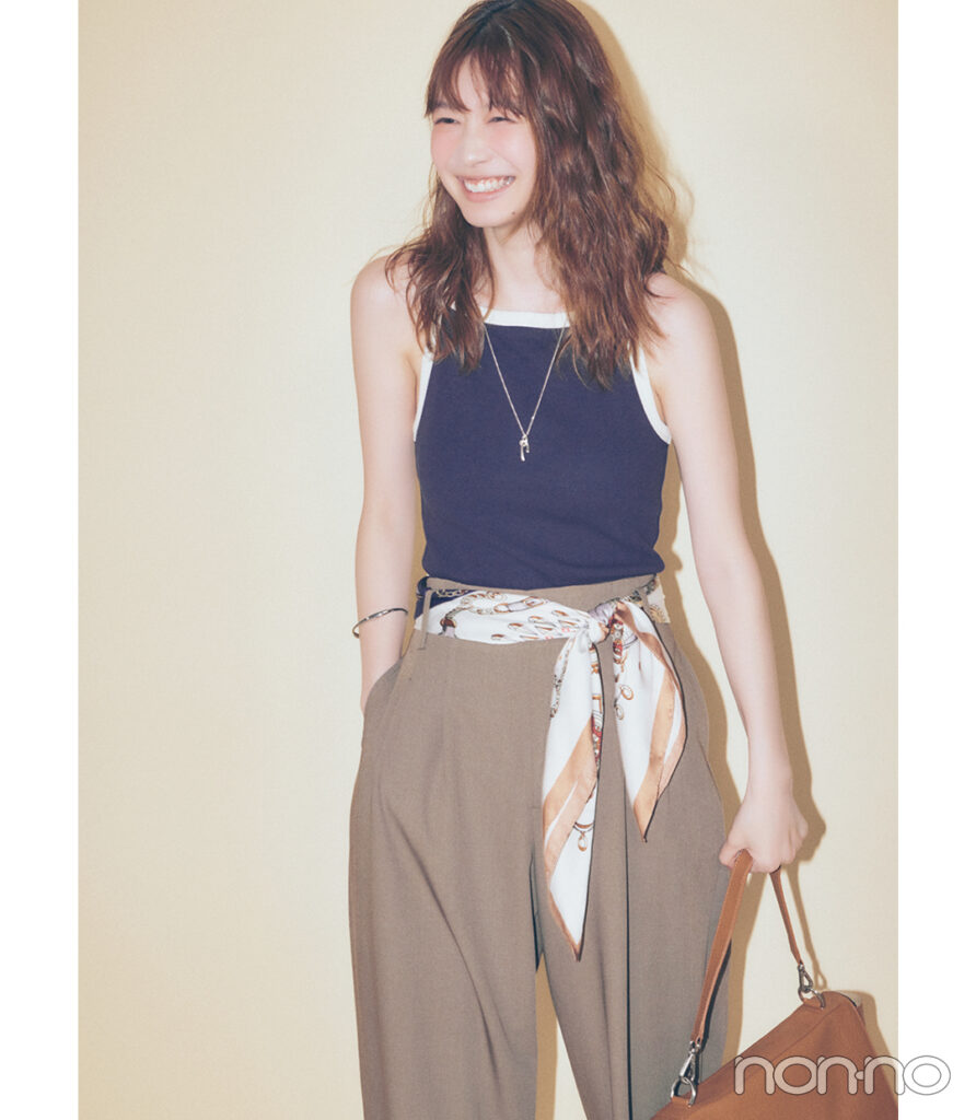 スカーフの巻き方3 ベルトループに通して腰高効果を狙っていく