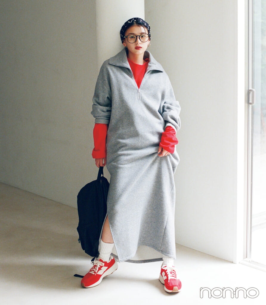 【ディズニーコーデ】ハーフジップワンピース×赤トップス×スニーカー