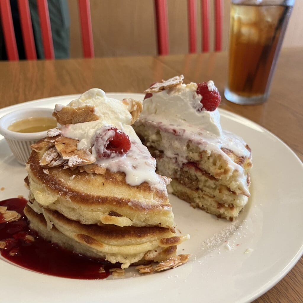 クリントンストリートベイキングカンパニー 12周年記念 キャンディー アーモンド ラズベリー パンケーキ 断面