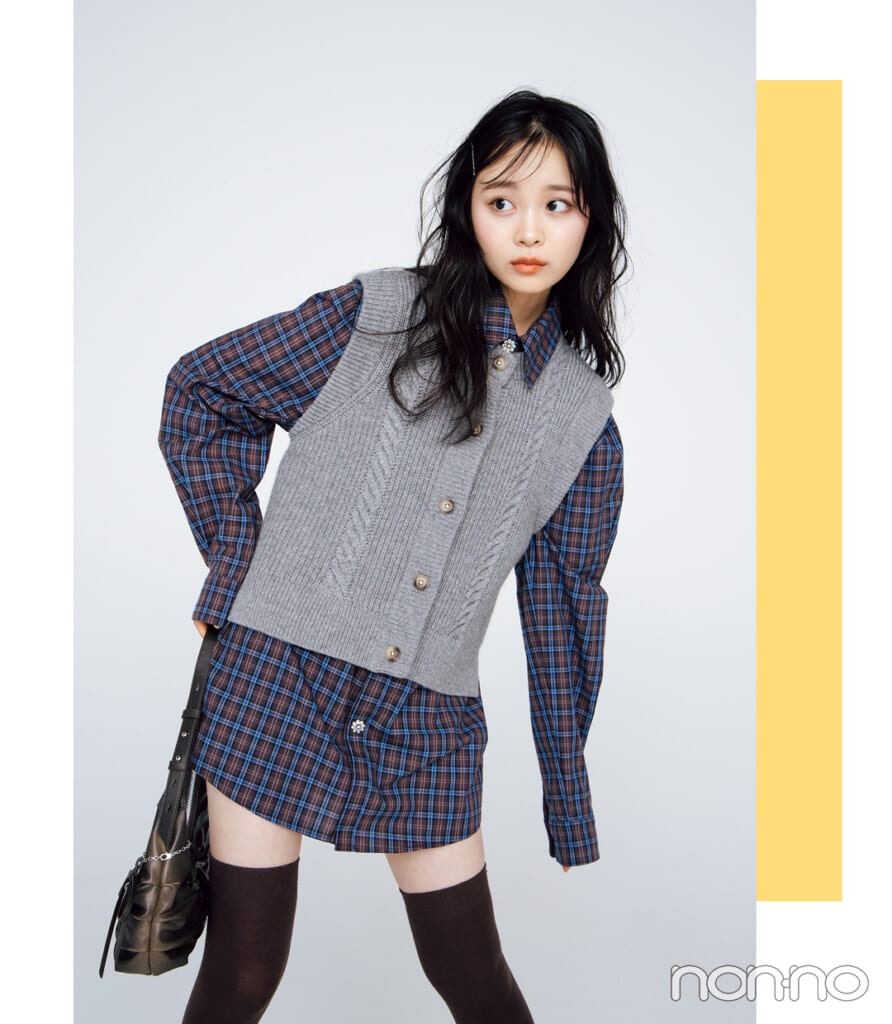 グレーニットベスト×チェック柄シャツワンピのコーデ