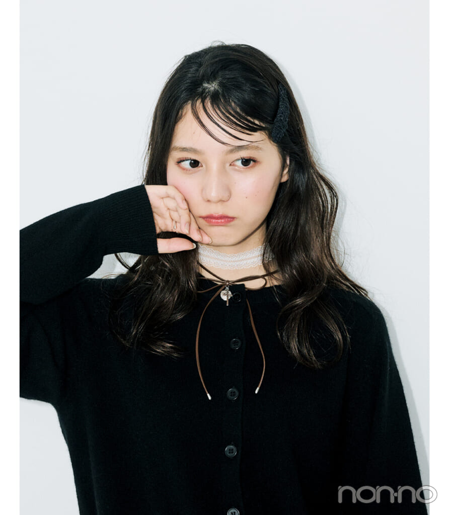 小坂菜緒と黒のニットカーディガン×アクセサリー