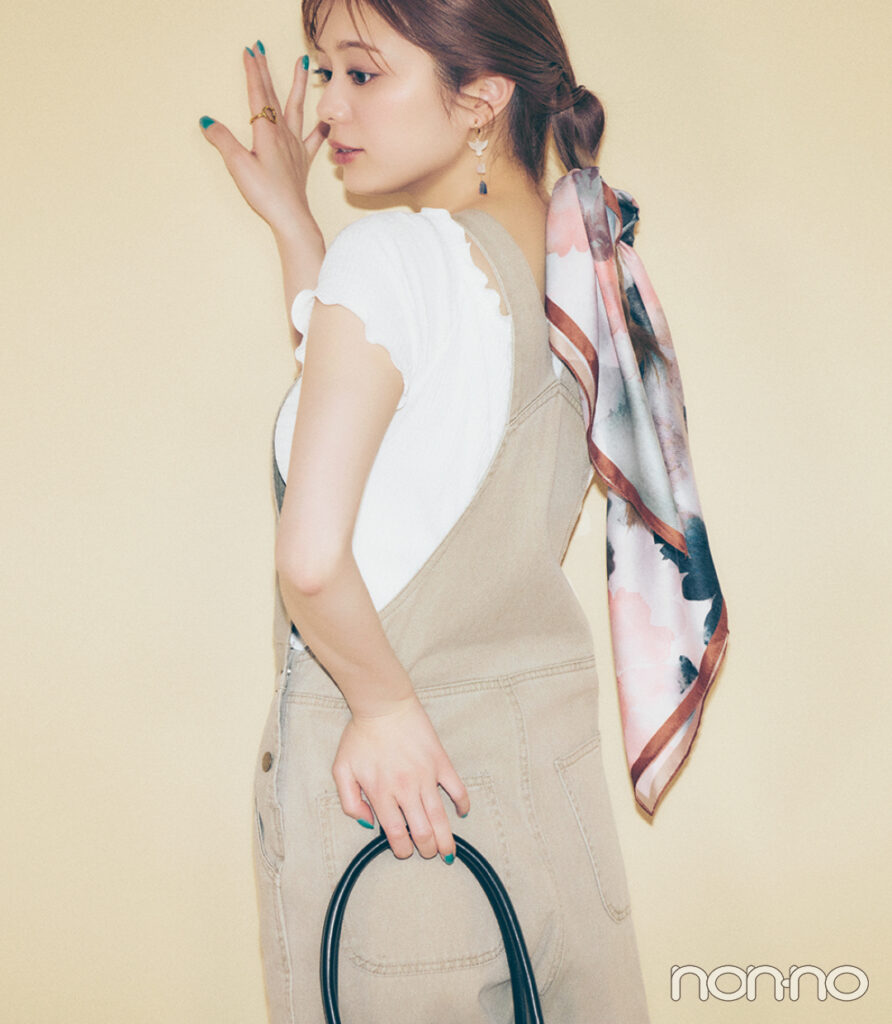 スカーフの巻き方6 夏のアップヘアは揺れるビッグスカーフで後ろ姿も映えさせる