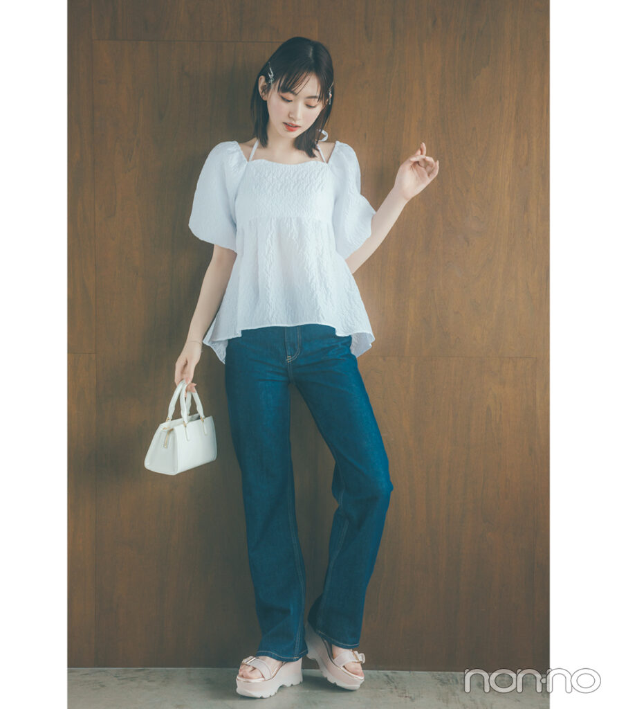 ネイビーストレートデニム+ゆるガーリーなペプラムブラウス
