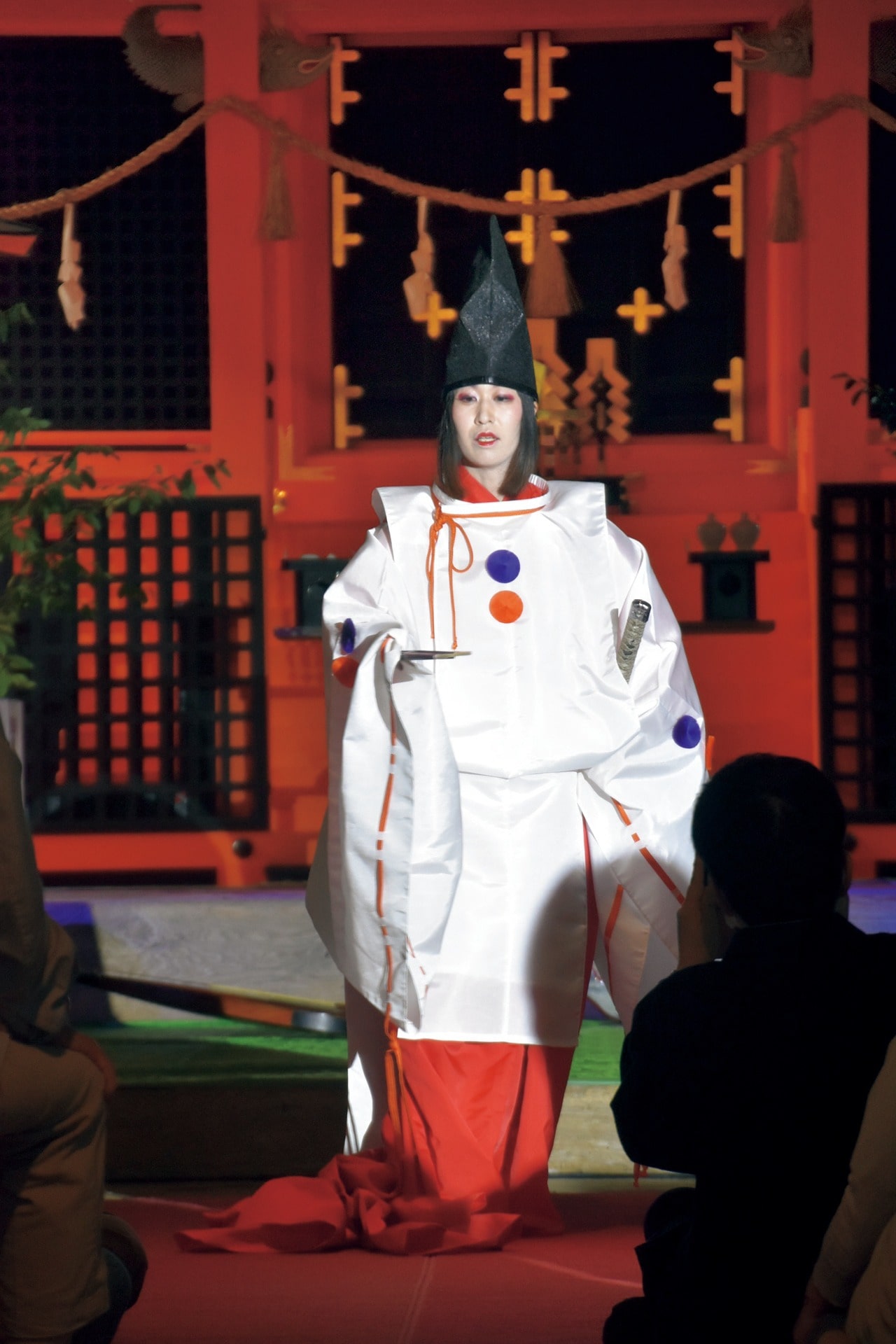 奉納舞踊を披露する荒木映里奈さん