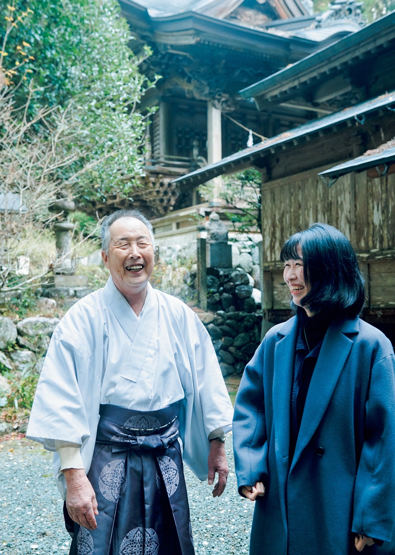 『若一王子宮』の宮司さんと女性