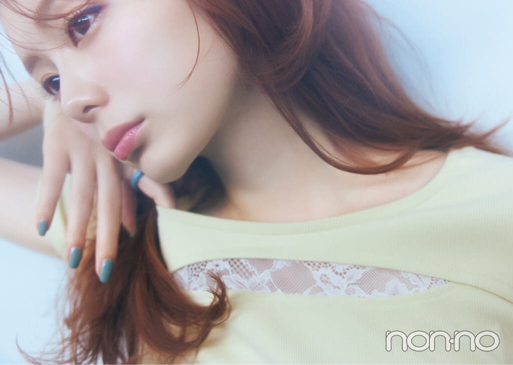 紺野彩夏のレースつきTシャツコーデ2