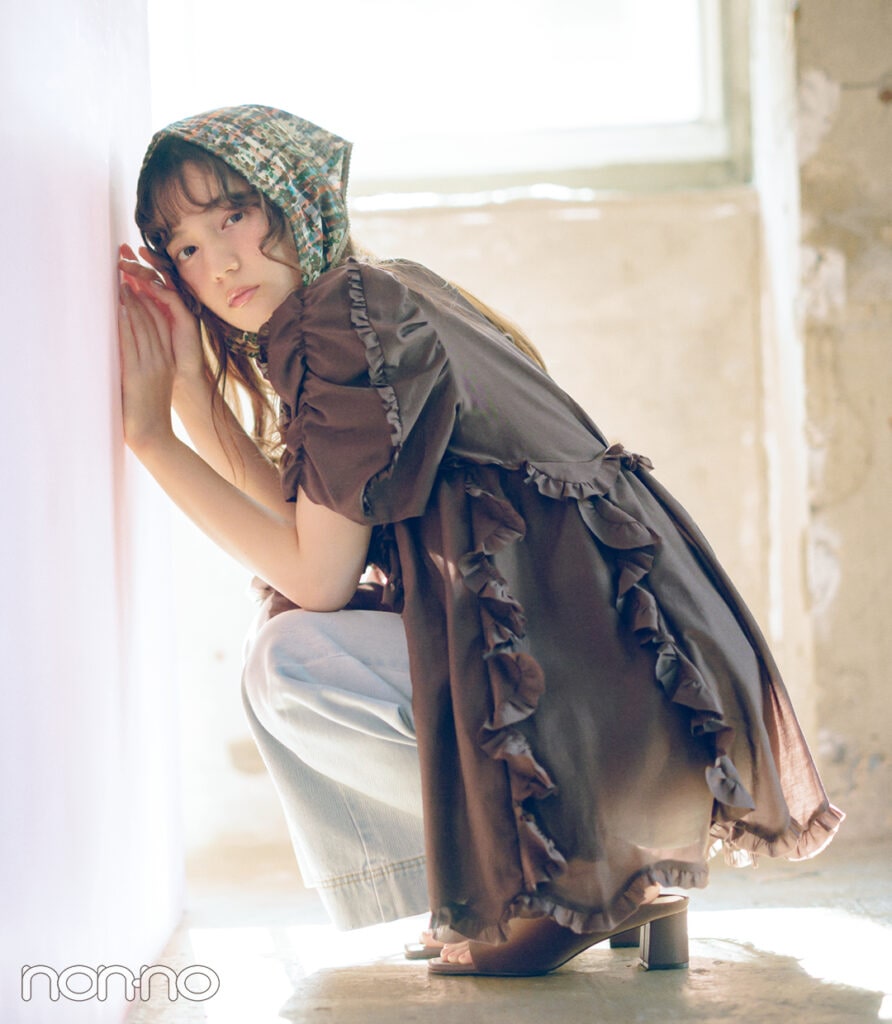 小坂菜緒の大学生の一週間コーデ、日曜日のデニムスタイル