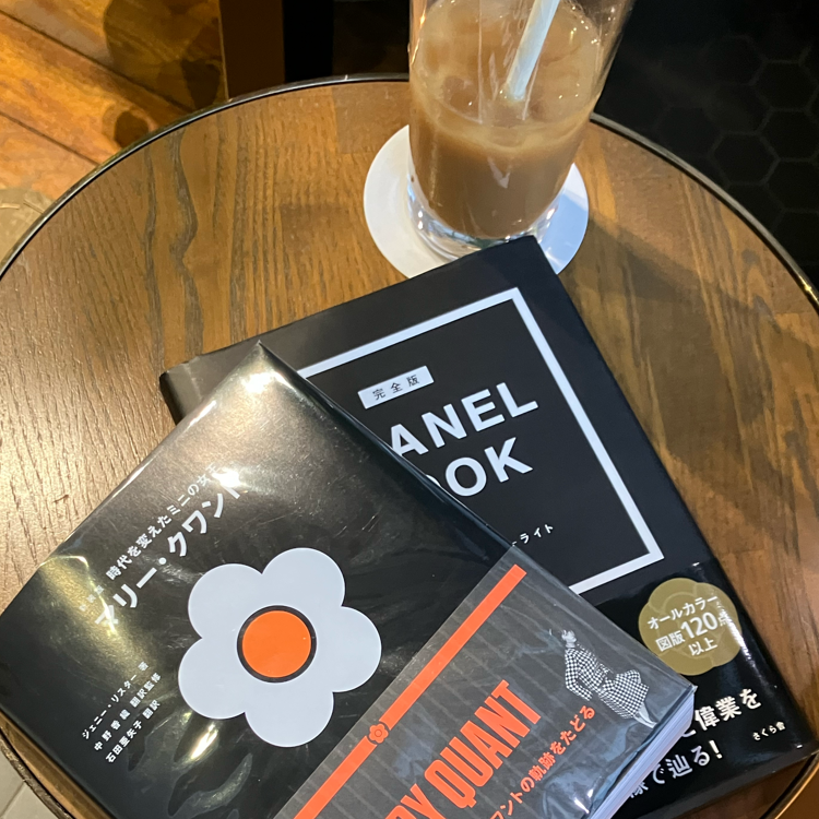 文喫店内の写真。本が二冊とコーヒーが並んでいる。