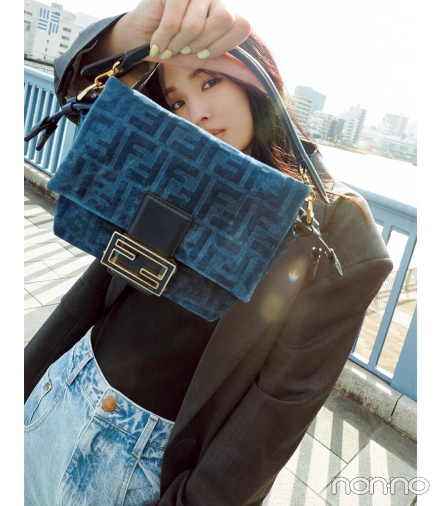 FENDI（フェンディ）の日常使いできるミニバッグを持つ横田真悠