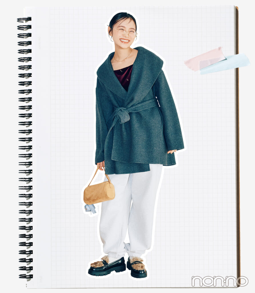 【ディズニーコーデ】スウェットパンツ×ミドル丈コート×ローファー