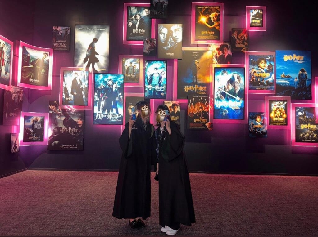 ハリポタ「ホグワーツディナー」のウェルカムドリンクをもって写真を撮っている女の子2人