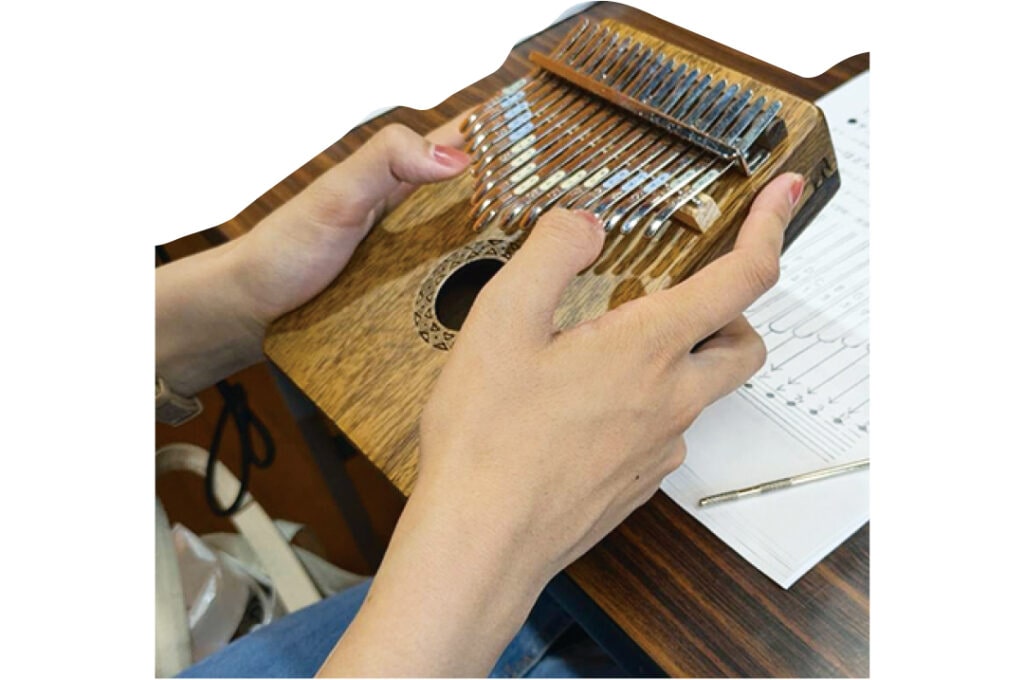 アフリカの楽器・カリンバ。日々上達するのが楽しい！（大学1年）