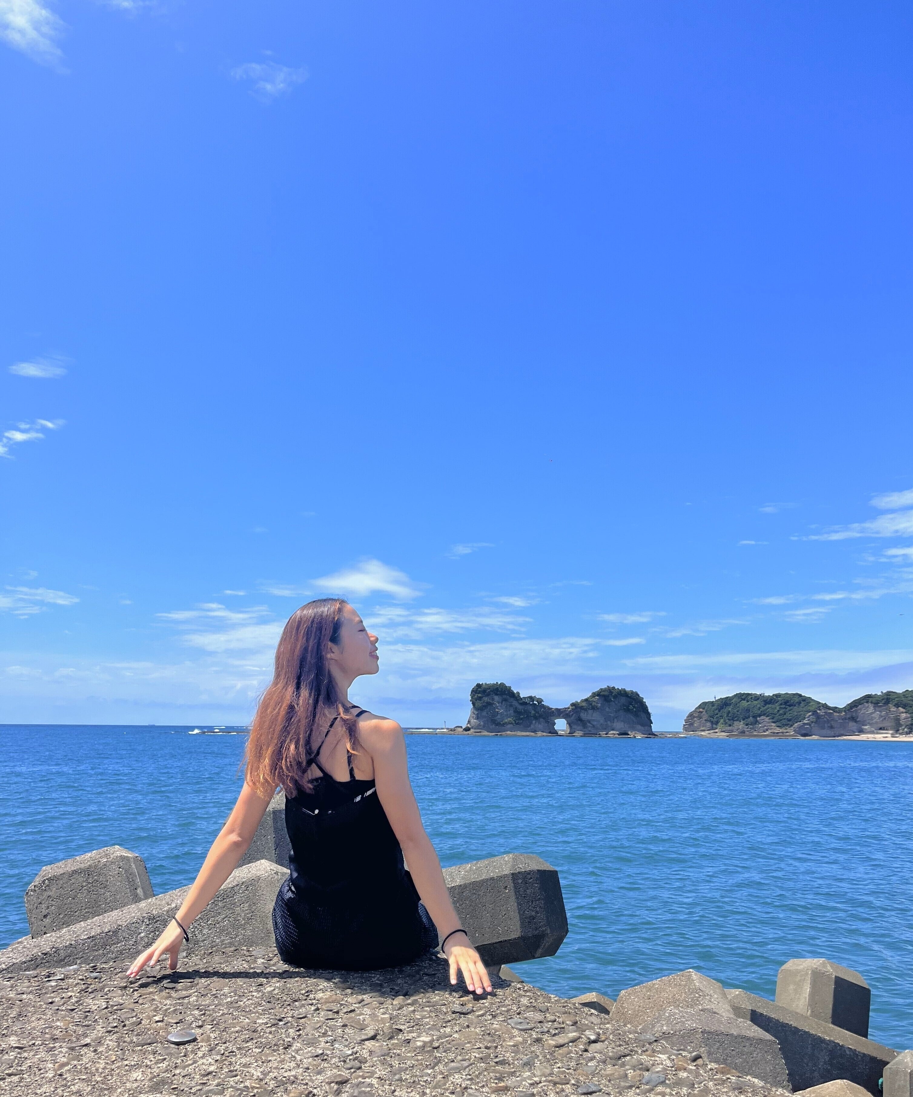 二拠点生活の決め手となった白浜の海辺でなごむReikaさん