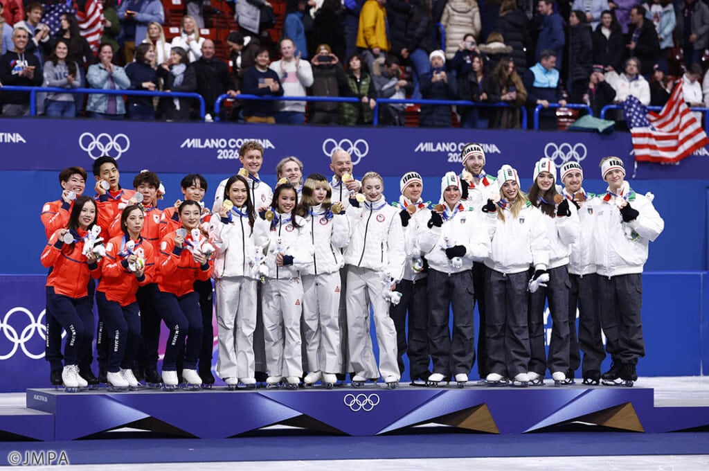ミラノコルティナオリンピックフィギュア団体戦の結果：表彰式に揃う、アメリカ、日本、イタリア