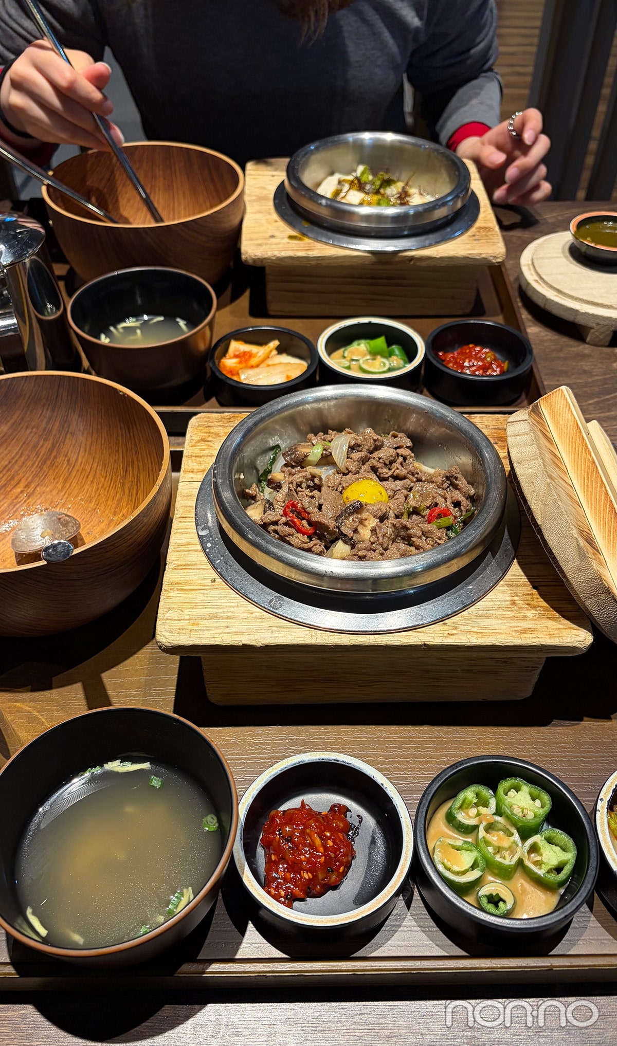 「オアシスグルメビレッジ」の韓国プルコギ釜飯を食べている様子