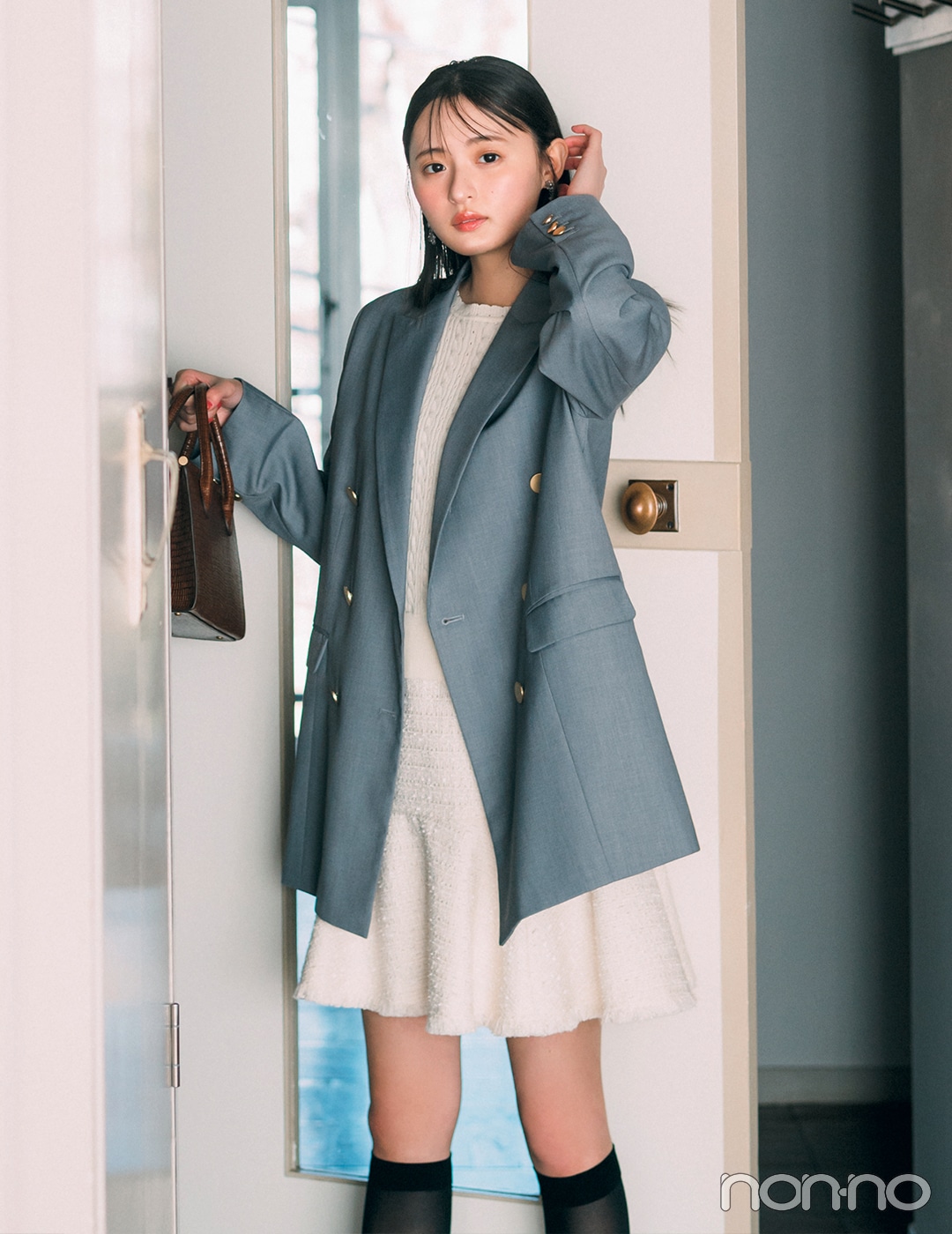 グレーのジャケット×白のミニスカの春コーデ