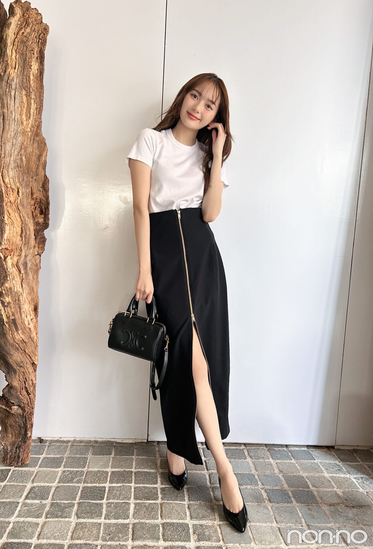 白Tと黒いスカートを履いた加藤栞