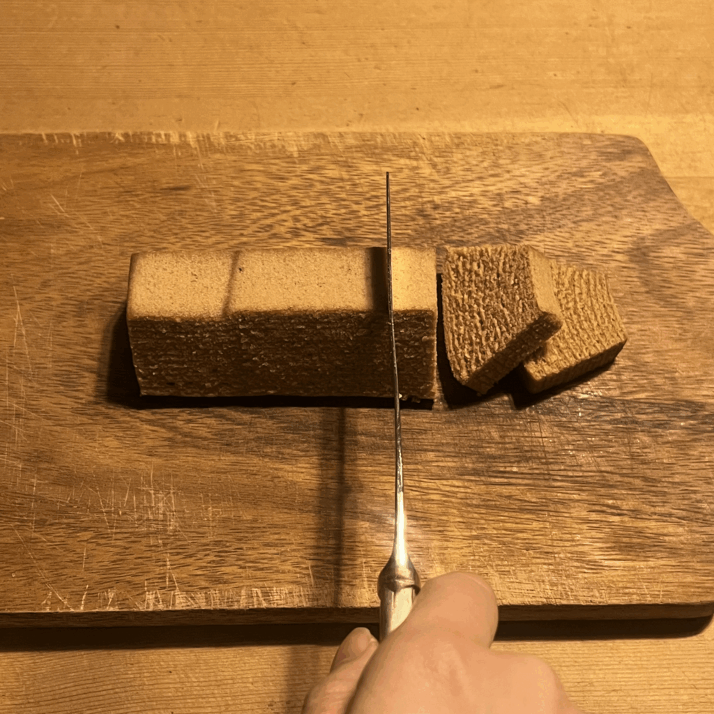 カットする様子