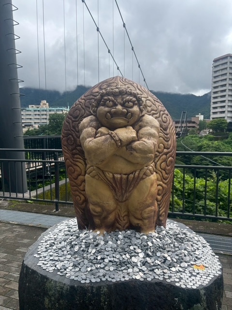 楯鬼の像