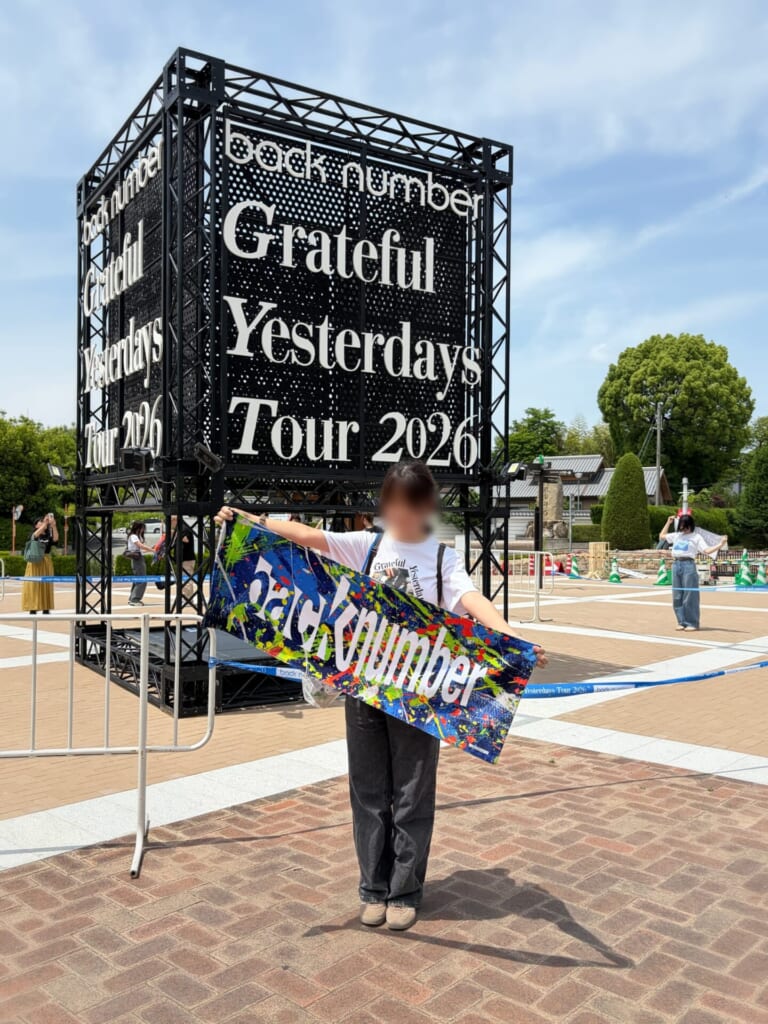 ツアーロゴのモニュメントと撮った一枚