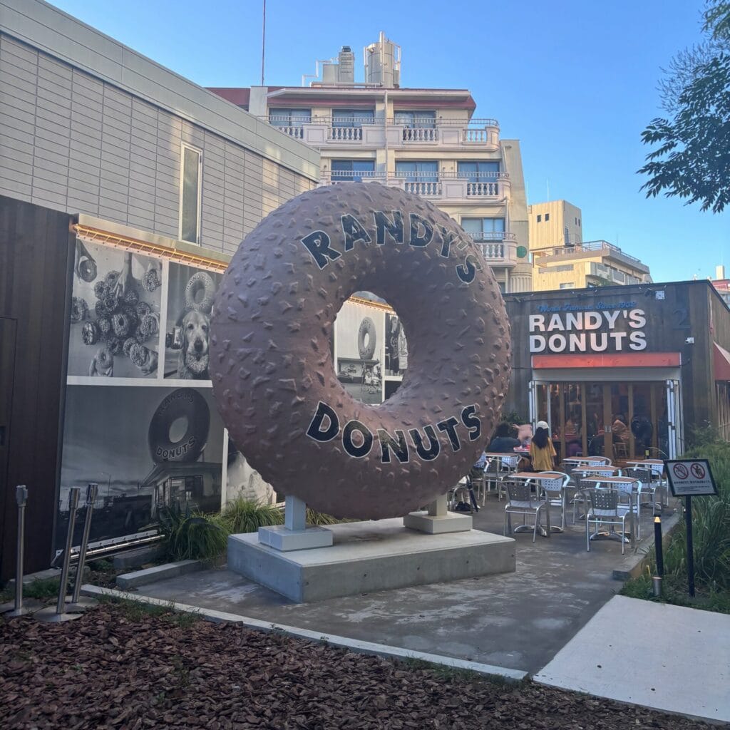 巨大ドーナツ型サイン看板