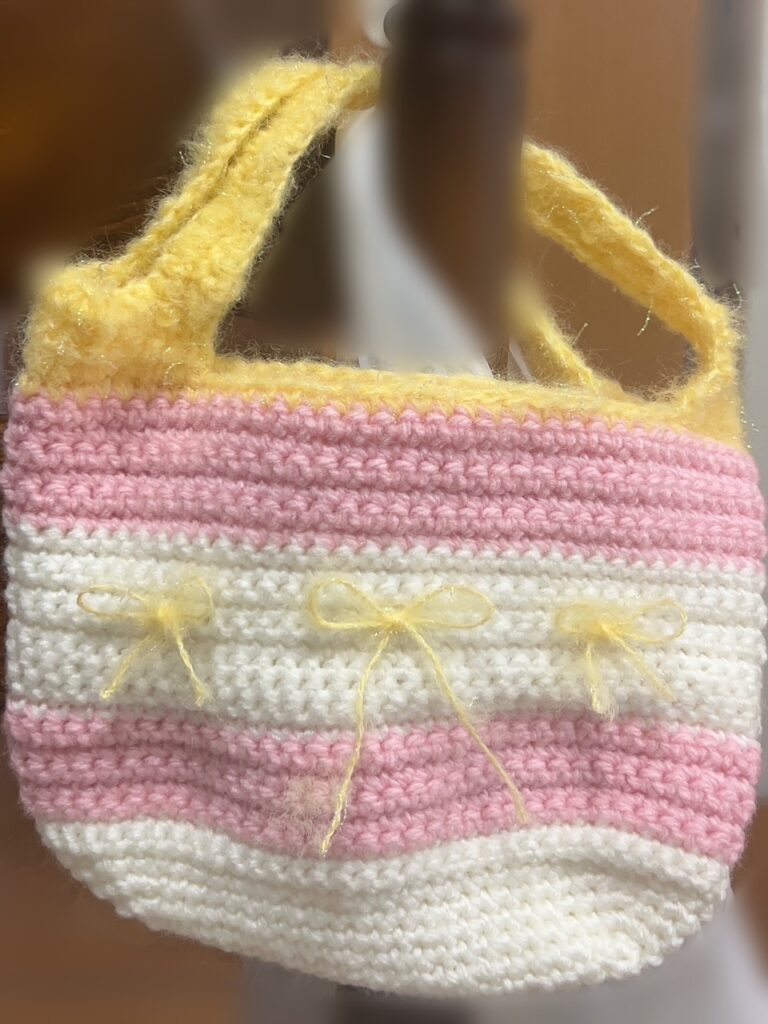 持ち手以外は基本同じ編み方なのでザクザク編めました。糸の色も、自然に変えられるようになっていました。