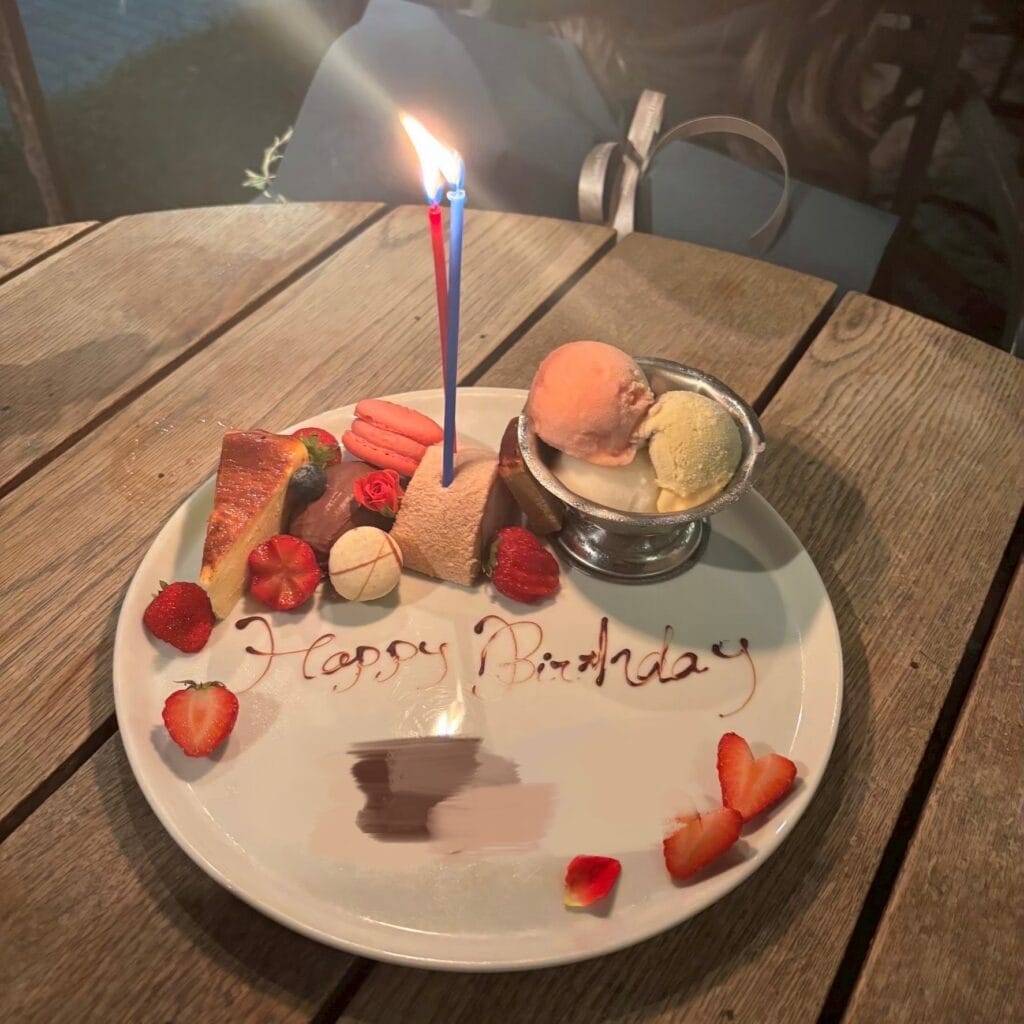 バースデープレート。（※友達の名前部分はモザイク入れてます）