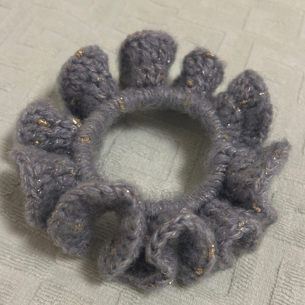 シュシュを編みました！同じ編み方でシンプルに編めるので、おすすめです！