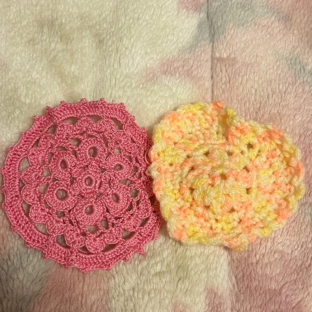 モチーフを作りました!左のモチーフは細い糸で編んだので少し時間がかかりました。