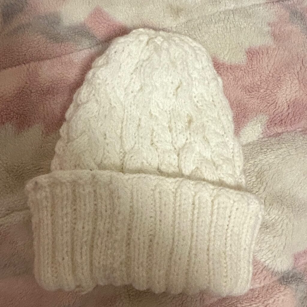 かなり苦労して作った帽子です。三つ編みのような模様を作るために使用した道具を使いこなすのが本当に難しかった…